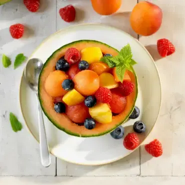 Coupelles de fruits en coque de melon, coulis au tofu soyeux et fruits rouges